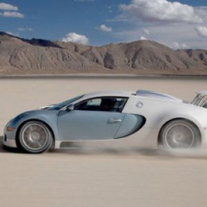Bugatti Veyron nel deserto