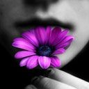 Ragazza con Fiore Viola