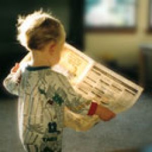 Bambino che legge un giornale