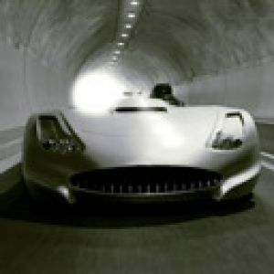 Auto sportiva in galleria