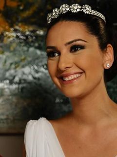 Sposa Elegante con Tiara - wallpaper preview