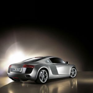 Elegante Auto Sportivo Argento