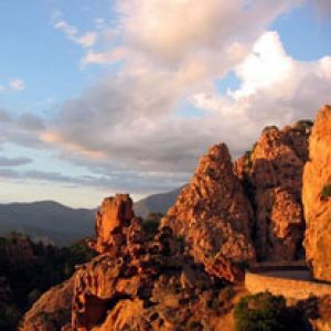 Paesaggio roccioso mozzafiato al tramonto