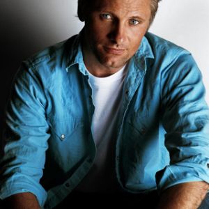 Uomo alla Moda in Camicia Blu