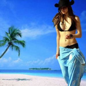 Ragazza in bikini sulla spiaggia