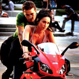 Coppia su una moto rossa