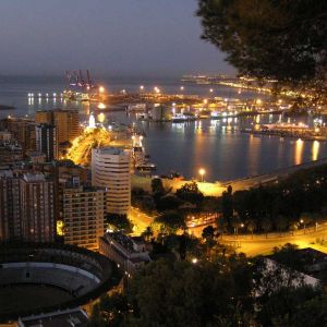 Vista notturna della città portuale