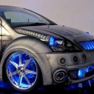 Auto personalizzata con luci al neon
