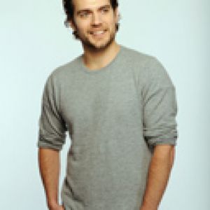 Uomo alla moda in maglione grigio