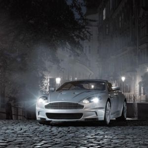 Elegante Aston Martin in scena notturna