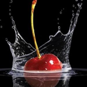 Ciliegia Splash nell'Acqua