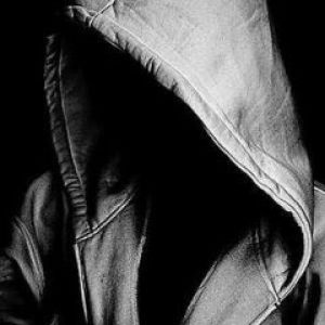 Figura Incappucciata Misteriosa