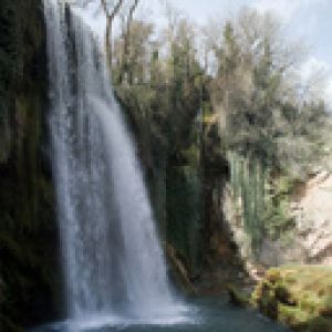 Maestosa Cascata nella Natura