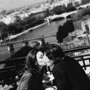 Bacio romantico a Parigi