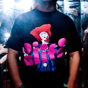 David Guetta con maglietta da clown