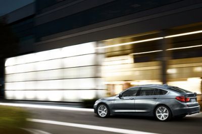 Auto Grigio Elegante in Movimento - wallpaper preview