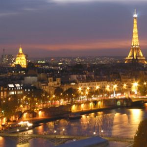 Vista notturna della Torre Eiffel