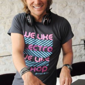 DJ che Si Esibisce dal Vivo