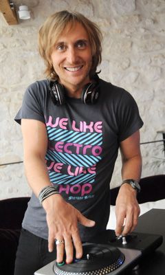 DJ che Si Esibisce dal Vivo - wallpaper preview