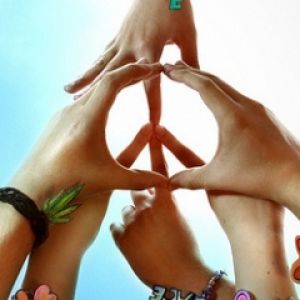 Mani che Formano il Segno della Pace