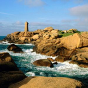 Faro sulla costa rocciosa