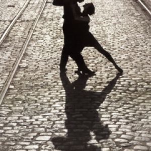 Silhouette di Coppia che Ballano