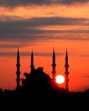 Tramonto sulla silhouette della moschea - wallpaper preview