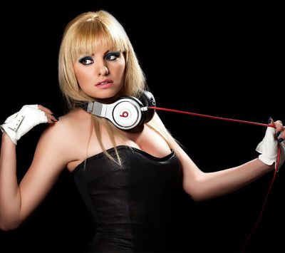 Ragazza alla moda con cuffie