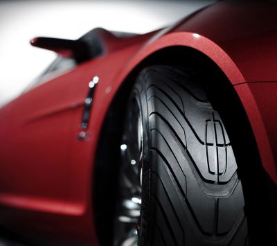 Auto Sportivo Rosso in Primo Piano - wallpaper preview