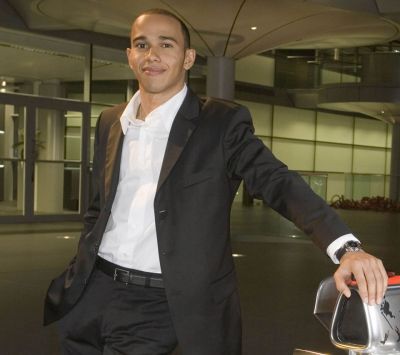Ritratto Elegante di Lewis Hamilton - wallpaper preview