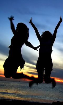 Silhouette Gioiose al Tramonto - wallpaper preview