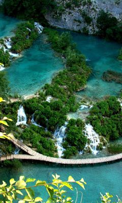 Cascate mozzafiato e vegetazione lussureggiante - wallpaper preview