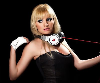 Ragazza alla moda con cuffie