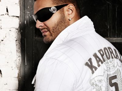 Uomo Stilosamente con Occhiali da Sole - wallpaper preview