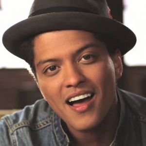 Ritratto Sorridente di Bruno Mars