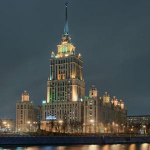 Hotel Ucraina di Mosca di Notte