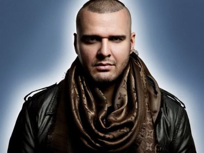 Ritratto di un Artista Musicale Elegante - wallpaper preview