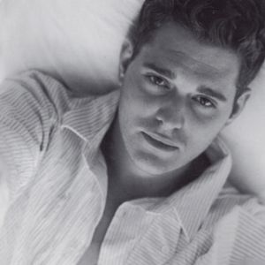 Ragazzo Affascinante a Letto