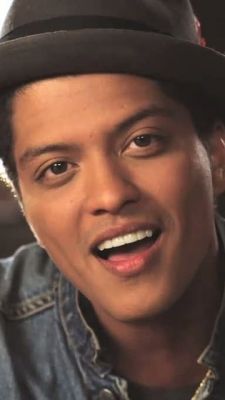 Ritratto Sorridente di Bruno Mars