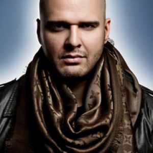 Uomo alla moda con sciarpa