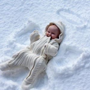 Bambino nell'Angelo di Neve