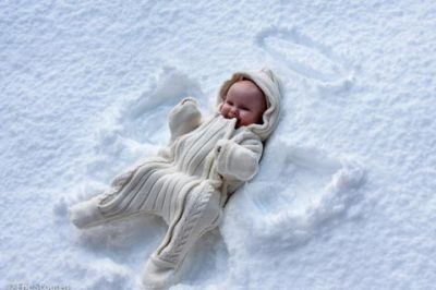 Bambino nell'Angelo di Neve - wallpaper preview