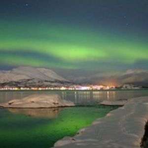 Aurore Boreali su Paesaggio Innevato