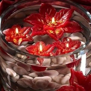 Composizione di candele a forma di fiore rosso
