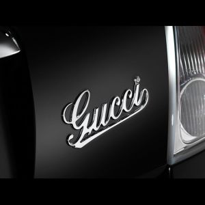 Logo Gucci su auto di lusso