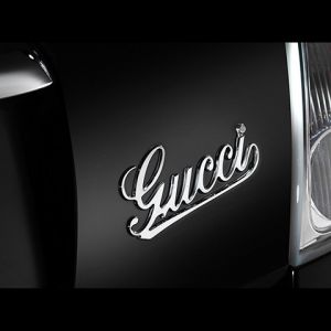 Logo Gucci su Auto di Lusso