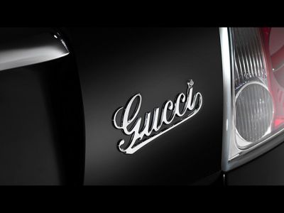 Logo Gucci su Auto di Lusso - wallpaper preview