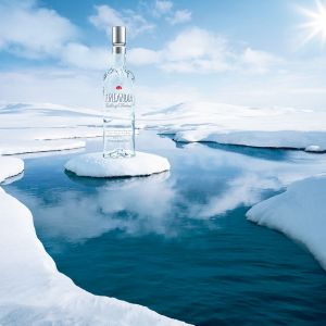 Vodka ghiacciata in paesaggio innevato