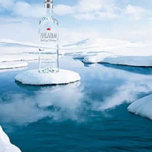 Bottiglia di Vodka Fredda nel Ghiaccio