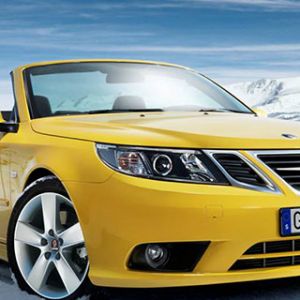 Cabriolet Saab Giallo nella Neve